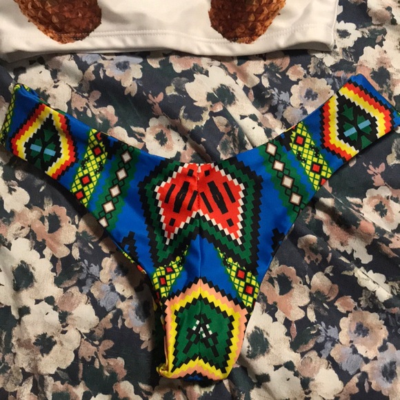 Bikini - Picture 3 of 4